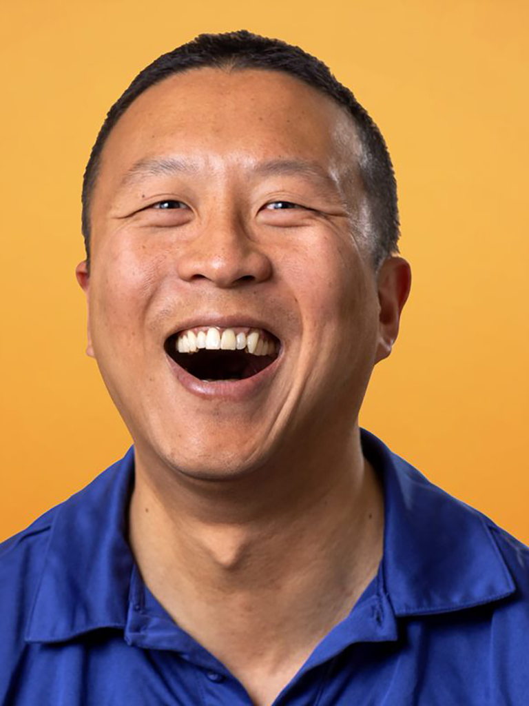 骄傲的脸——黄色背景的人
