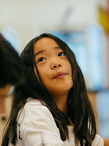 孩子在教室里查寻