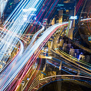 我们采取谨慎，实用且具有成本效益的行动来应对气候变化风险。