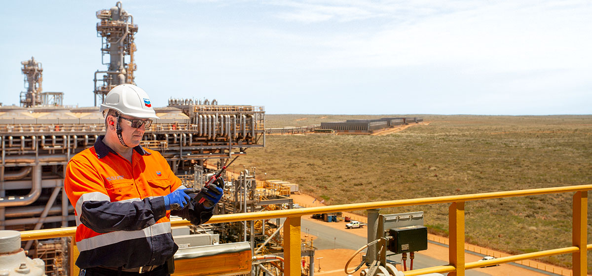 位于巴罗岛的雪佛龙运营的Gorgon天然气设施的技术人员