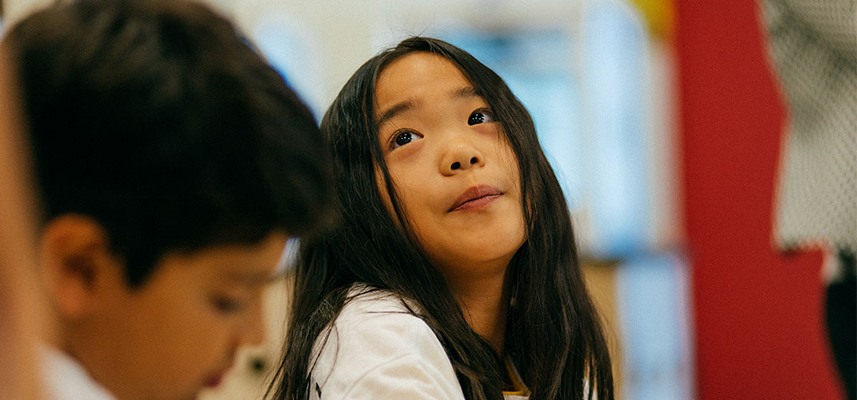 孩子在教室里查寻